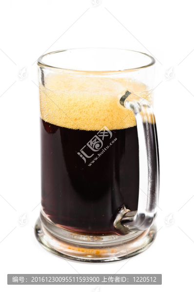 黑啤酒。把啤酒倒進(jìn)玻璃杯里