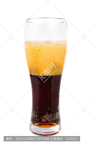 黑啤酒。把啤酒倒進(jìn)玻璃杯里