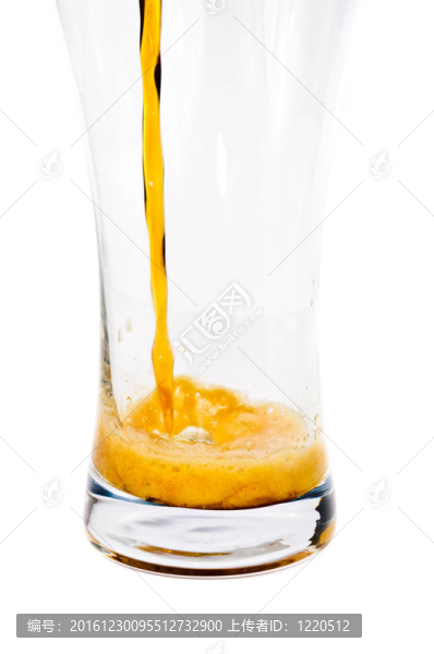 黑啤酒。把啤酒倒進(jìn)玻璃杯里
