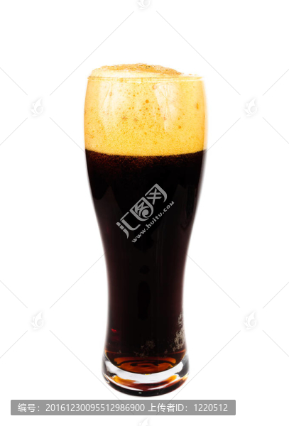 黑啤酒。把啤酒倒進(jìn)玻璃杯里