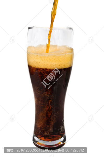 黑啤酒。把啤酒倒進(jìn)玻璃杯里