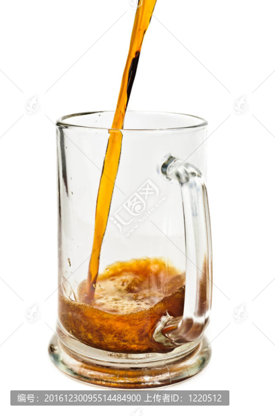 黑啤酒。把啤酒倒進玻璃杯里
