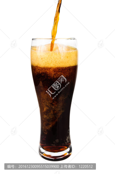 黑啤酒。把啤酒倒進(jìn)玻璃杯里