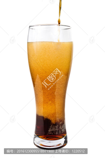 黑啤酒。把啤酒倒進(jìn)玻璃杯里