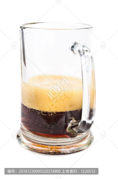 黑啤酒。把啤酒倒進(jìn)玻璃杯里