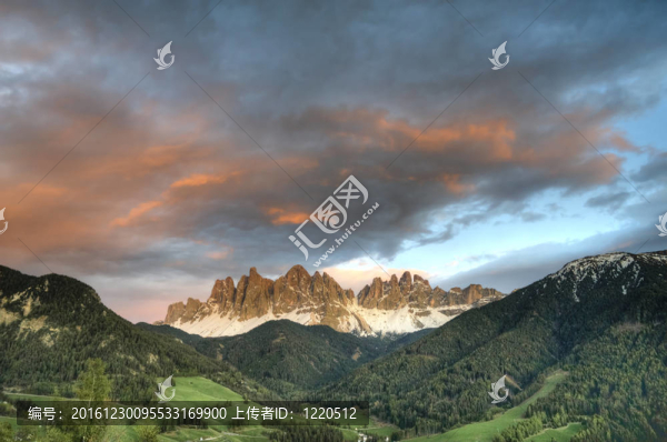 日落；Dolominte山；意大利