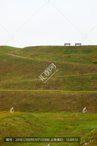 空板凳上一個綠色的草地與明確的藍天為背景