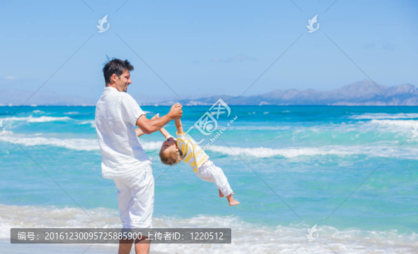 父親和兒子在海灘上玩得很開心