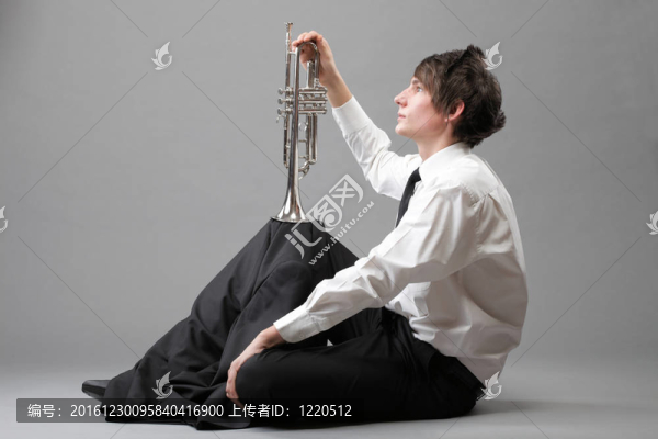 一個年輕人的肖像和小號