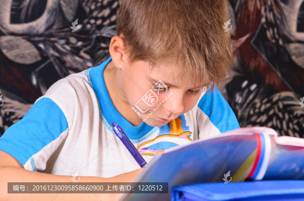 男孩學功課
