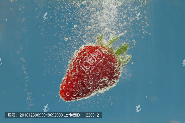 Strawberry在水