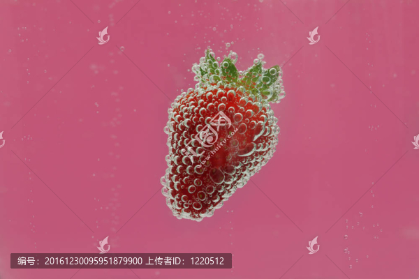Strawberry在水