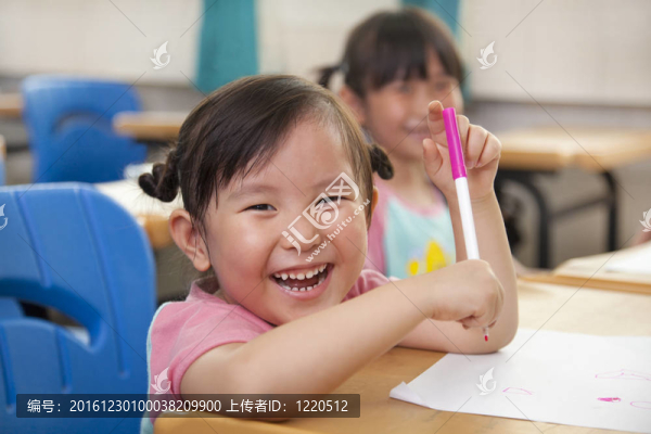 快樂的小女孩在教室畫畫