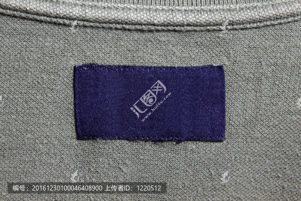 帶藍(lán)色標(biāo)簽的灰色襯衫