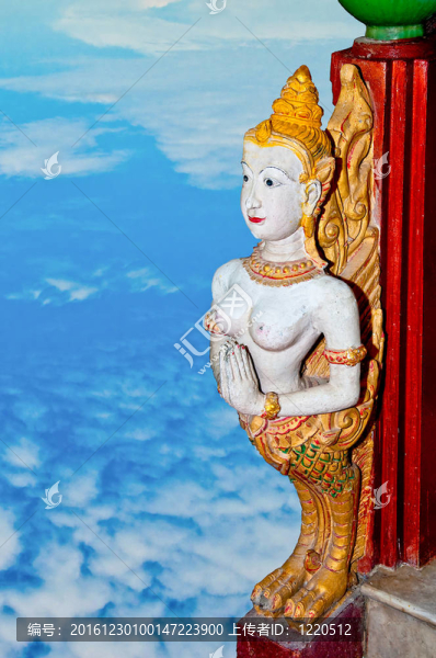 Deva的老雕塑孤立在藍天背景