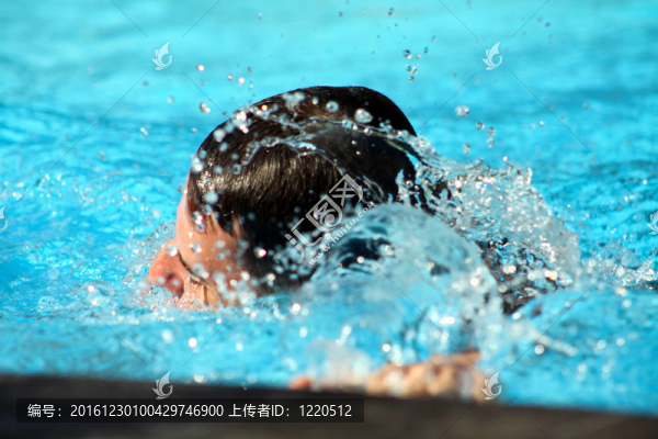男人在藍(lán)色的水中觸摸