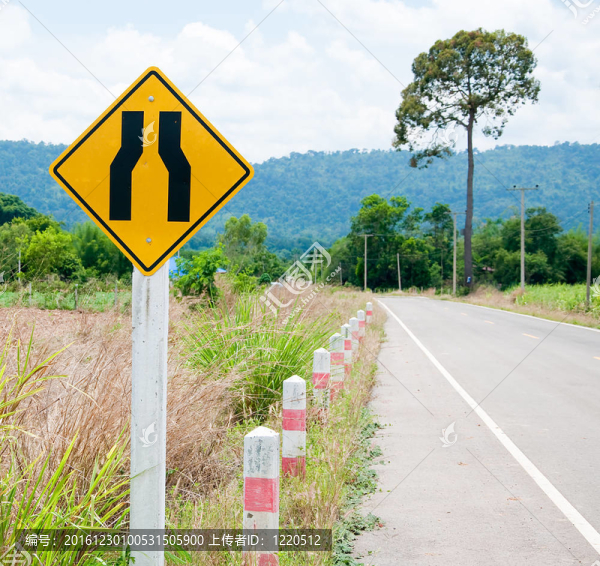 道路背景下的窄橋標(biāo)志