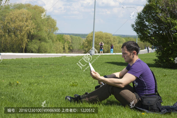 在公園里讀書的年輕人