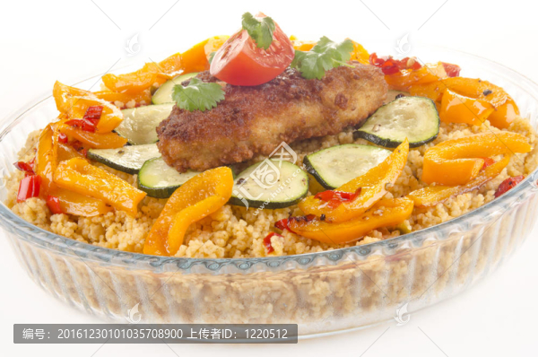蒸粗麥粉和小胡瓜和面包雞排