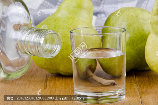 水果白蘭地在玻璃和新鮮梨