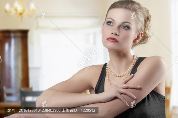 可愛(ài)金發(fā)時(shí)尚女人