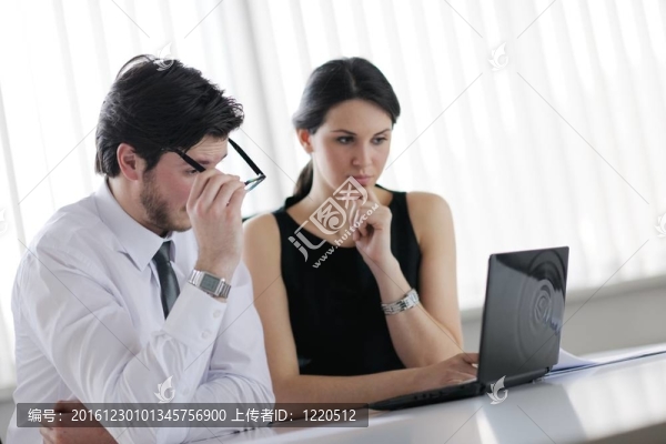 商務(wù)人士在辦公室開會