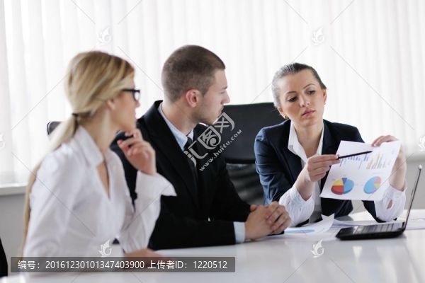 商務(wù)人士在辦公室開會(huì)