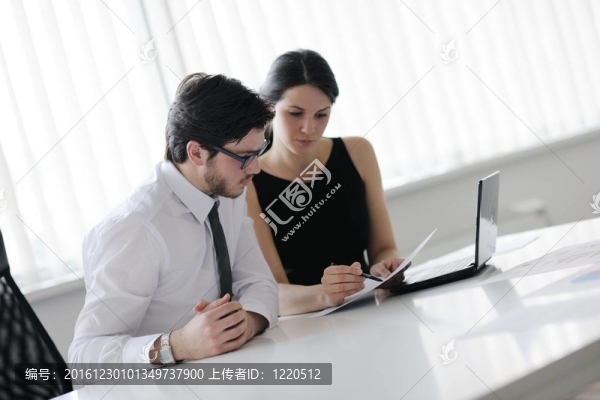 商務人士在辦公室開會