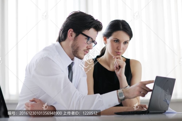 商務(wù)人士在辦公室開會