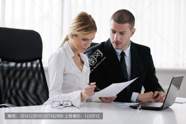 商務(wù)人士在辦公室開(kāi)會(huì)