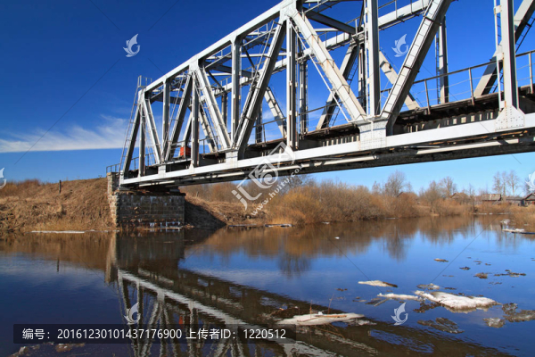 小河流鐵路橋