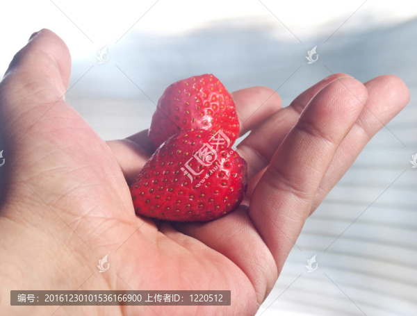 草莓在手