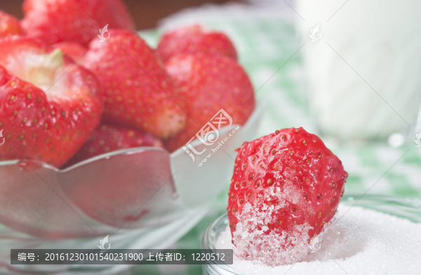 玻璃杯里的草莓