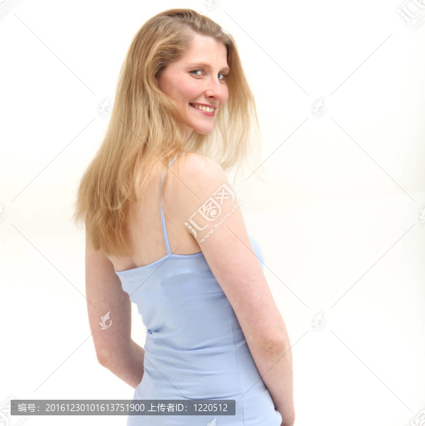 微笑的女人看著她的肩膀