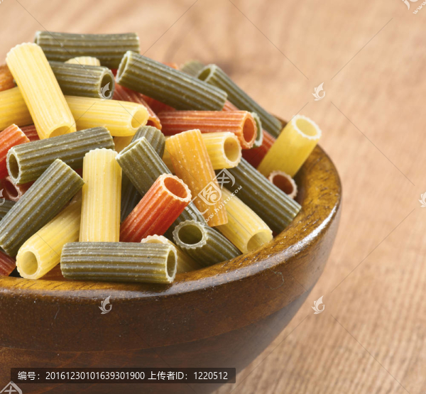 彩色通心粉一碗木底座