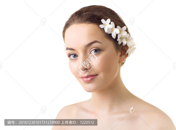 美麗的女人在她的頭發(fā)和純皮膚的花