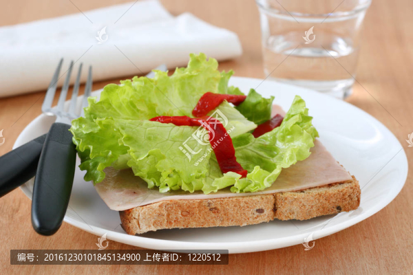火腿和生菜吐司
