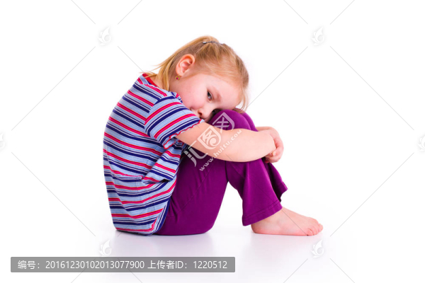 表情憂傷的小女孩