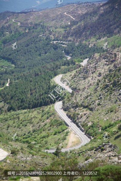 雙車道農(nóng)村公路在格雷多斯山脈