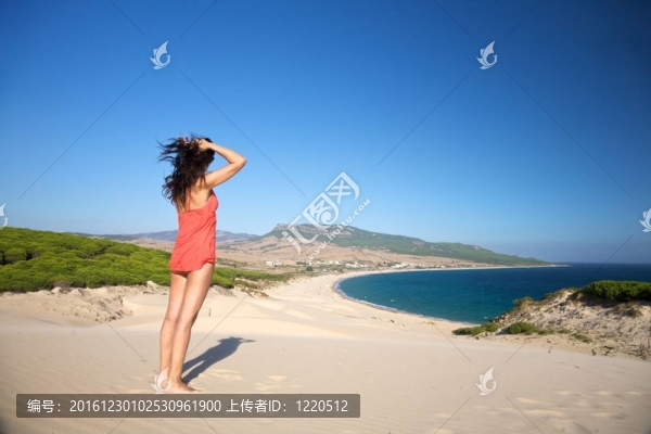 在上面的博洛尼亞海灘的女人