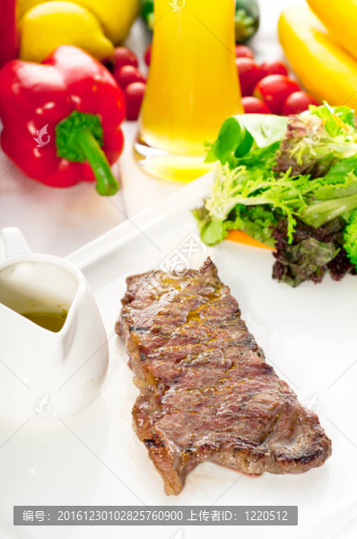 多汁的烤肉烤肋眼；肋眼牛排和蔬菜