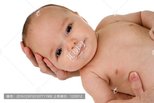 抱著新生的嬰兒