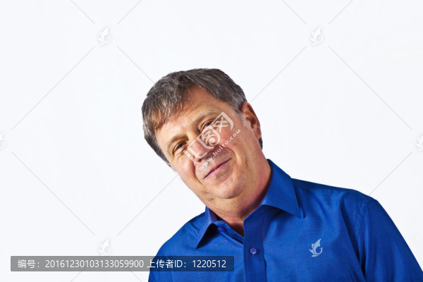 快樂(lè)迷人的微笑男子在工作室