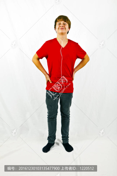 快樂(lè)男孩聽(tīng)音樂(lè)通過(guò)耳機(jī)