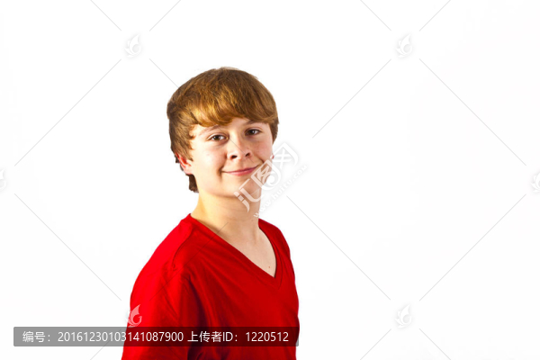 穿著紅色襯衫的可愛(ài)笑容男孩