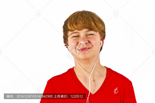 快樂男孩聽音樂通過耳機(jī)