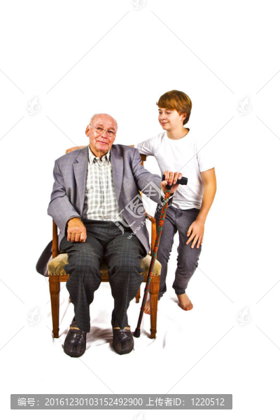 老人坐在他的孫子站在他旁邊的扶手椅
