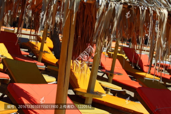 藍(lán)色沙灘和遮陽(yáng)傘附近的海灘