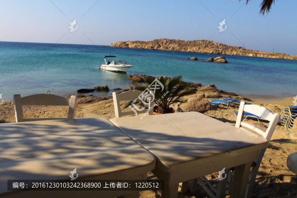 藍(lán)色沙灘和遮陽(yáng)傘附近的海灘