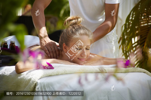 溫泉按摩中快樂的年輕女性